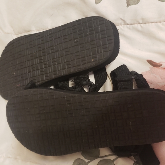 Sandles - Picture 3 of 4